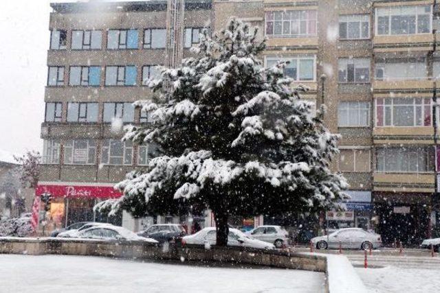 Burdur'da Kar Ulaşımı Olumsuz Etkiledi