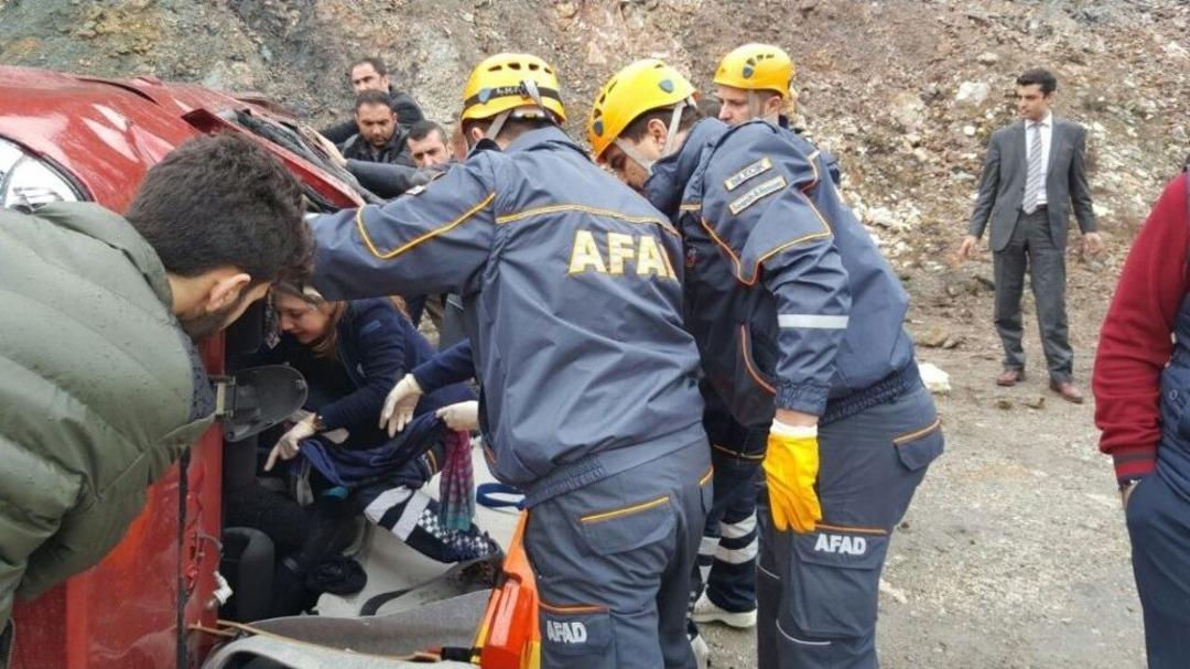 Otomobil Taklalar Attı: 4 Yaralı