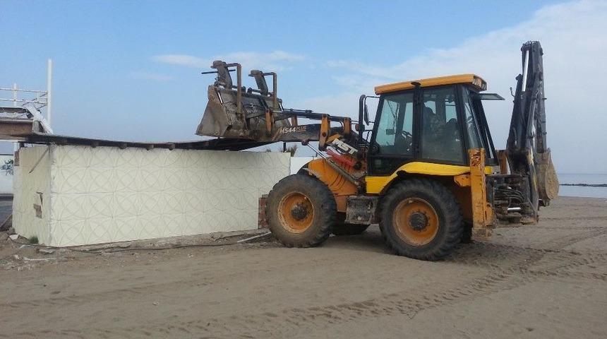 Karasu Sahilinde Ka&ccedil;ak Yapılar Yıkıldı