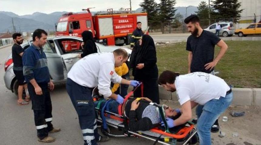 Erbaa'da Iki Otomobil &Ccedil;arpıştı: 6 Yaralı