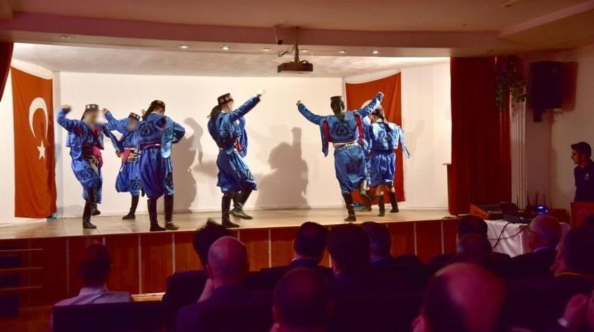 &Ccedil;ocuk Tutuklulardan Zeybek G&ouml;sterisi