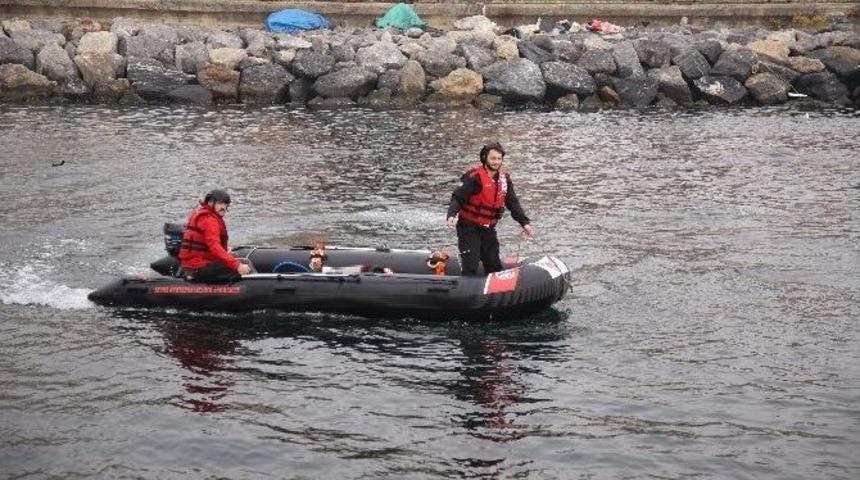 Fatih&rsquo;te Denizden Erkek Cesedi &Ccedil;ıkarıldı