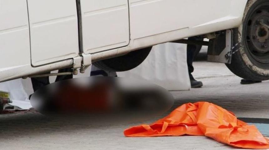 Servis Minib&uuml;s&uuml;n&uuml;n Altında Kalan 6 Yaşındaki Kızın &Ouml;l&uuml;m&uuml;