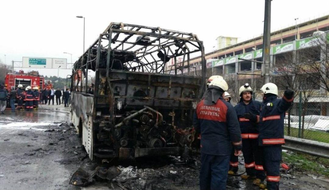 15 Temmuz Demokrasi Otogarı &Ccedil;ıkışında Bir Otob&uuml;s Alev Alev Yandı