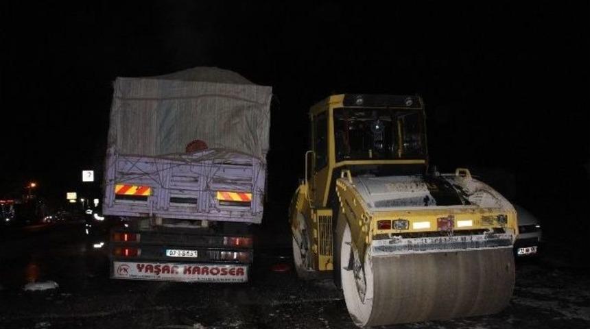 Kapalı Yola Giren Kamyon İş Makinelerine &Ccedil;arpıp Alev Aldı