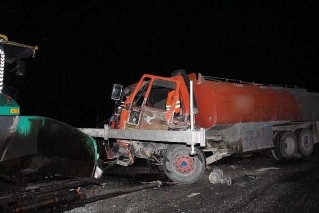 Kapalı Yola Giren Kamyon İş Makinelerine Çarpıp Alev Aldı