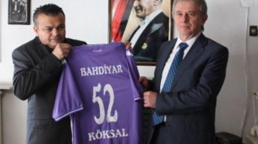 Taraftardan İş Adamına Forma Hediyesi