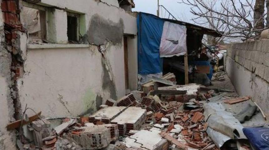 Adıyaman'da 5.5'lik Deprem; Yıkılan Binalar Ve Yaralılar Var (4)