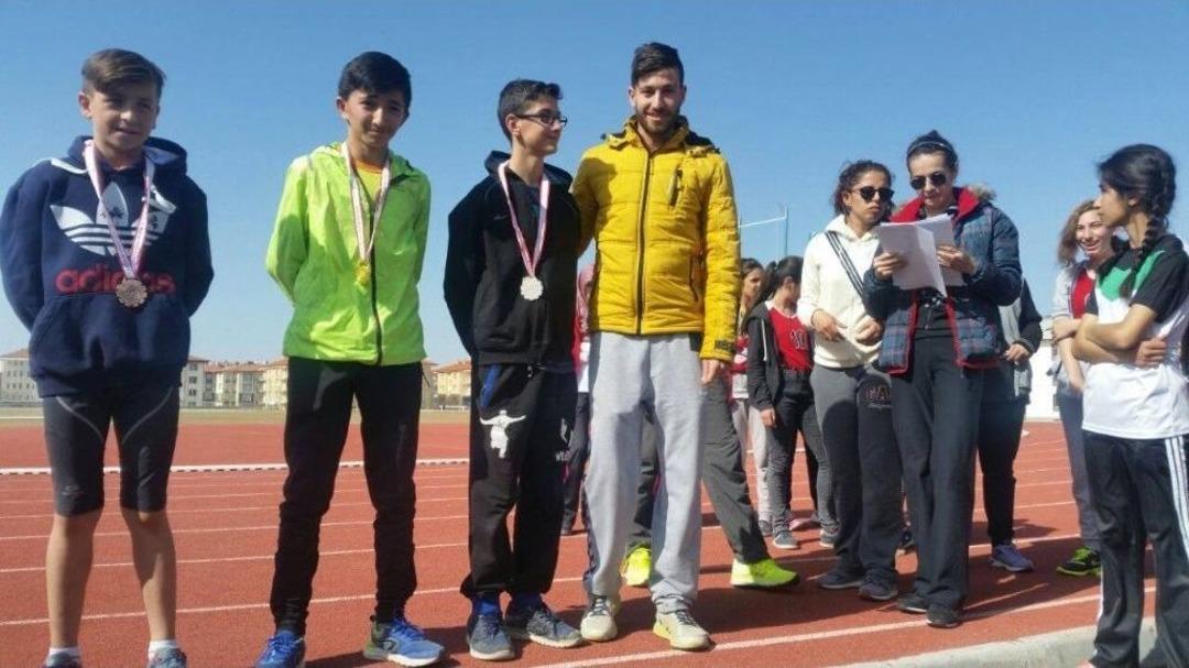 Gediz Atat&uuml;rk Ortaokulundan Madalya Yağmuru