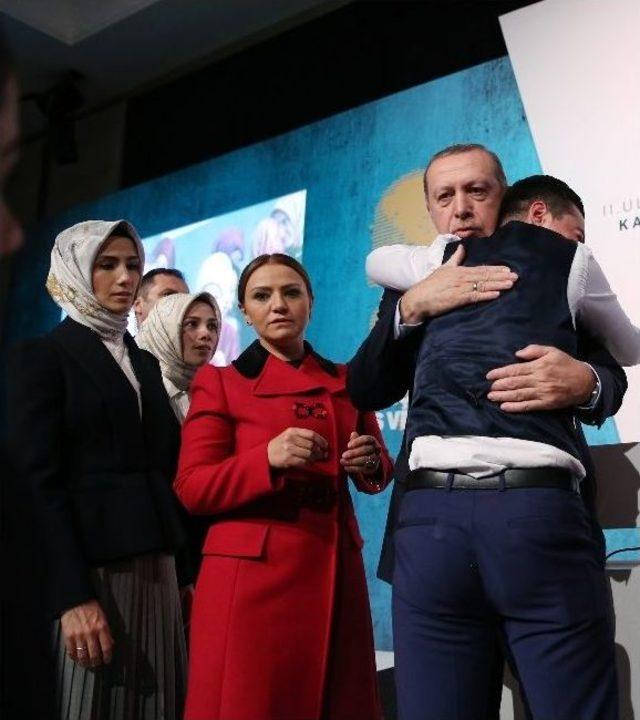 Cumhurbaşkanı Erdoğan’a Bir Gençten Sevgi Gösterisi