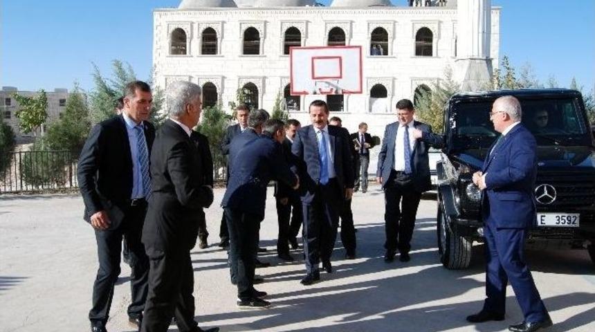 Bakan &Ccedil;elik: &ldquo;elinizden Kalemi Alıp Silah Vermeye &Ccedil;alışıyorlar&rdquo;