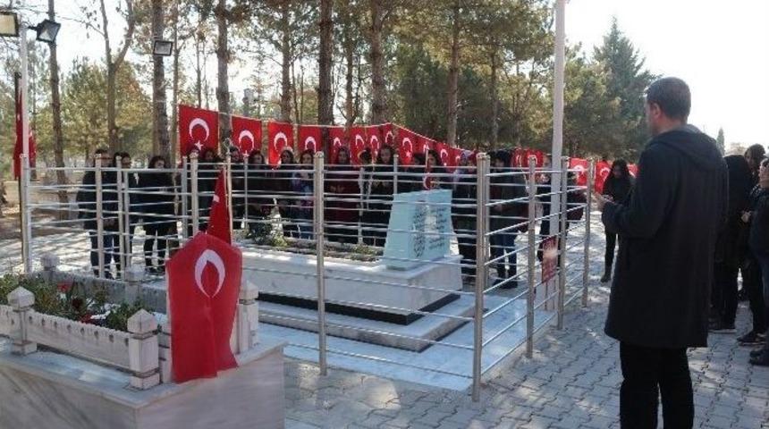 Kırşehirli Liselilerden &Ouml;mer Halisdemir&rsquo;in Kabrine Ziyaret