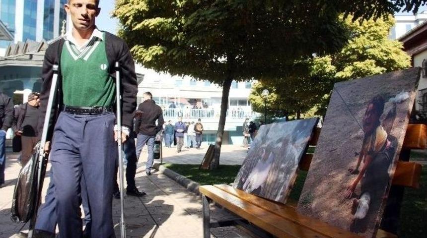 Suriyeliler Şehit &Uuml;steğmenin Resminin Bulunduğu Broş&uuml;rler Dağıttı