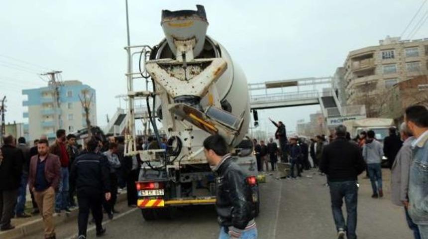 Beton Mikserinin &Ccedil;arptığı &Ccedil;ocuk Ağır Yaralandı, Mahalleli Yolu Kapattı