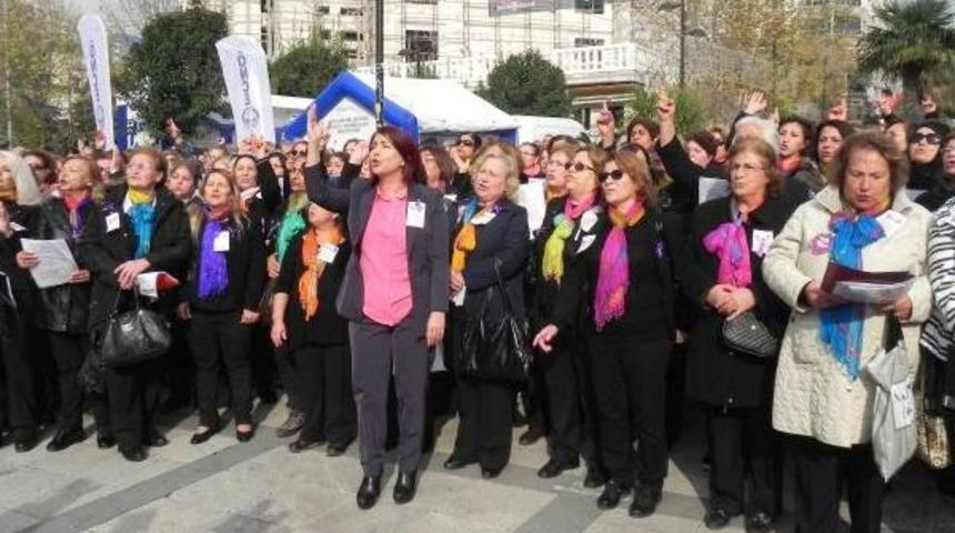 '1001 Kadın &Ccedil;i&ccedil;ek Korosu'ndan 'kadına Şiddete Hayır'