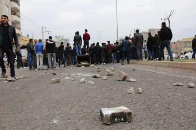 Beton Mikserinin Çarptığı Çocuk Ağır Yaralandı, Mahalleli Yolu Kapattı