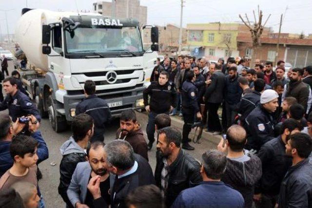 Beton Mikserinin Çarptığı Çocuk Ağır Yaralandı, Mahalleli Yolu Kapattı