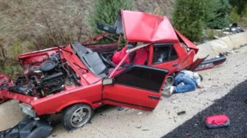 Kontrolden &Ccedil;ıkan Otomobil Tıra &Ccedil;arptı: 1 &Ouml;l&uuml;