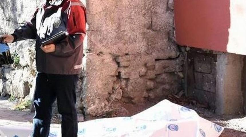 Sara Hastası Adam Apartmanın Bah&ccedil;esinde &Ouml;l&uuml; Bulundu