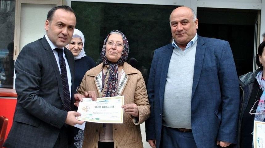 Kadın &Ccedil;ift&ccedil;ilerin Sertifika Sevinci