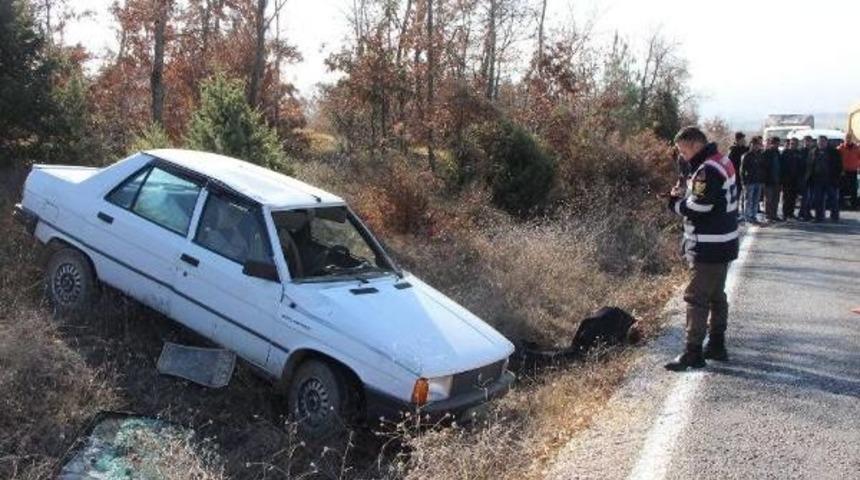 Otomobil Yoldan &Ccedil;ıktı, S&uuml;r&uuml;c&uuml; &Ouml;ld&uuml;, Oğlu Yaralandı
