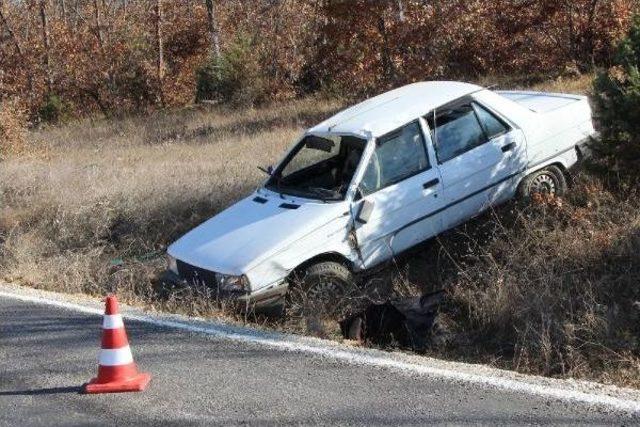 Otomobil Yoldan Çıktı, Sürücü Öldü, Oğlu Yaralandı