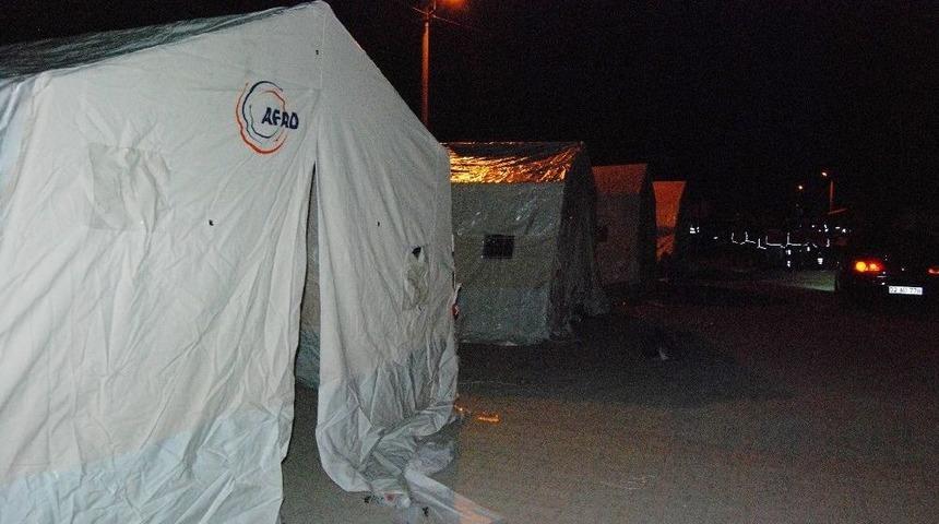Depremzedeler İ&ccedil;in &Ccedil;adırlar Kurulmaya Başlandı