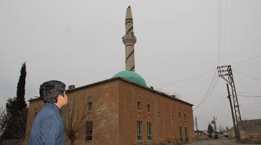 Deprem Sonrası Cami Minaresi Zarar G&ouml;rd&uuml;
