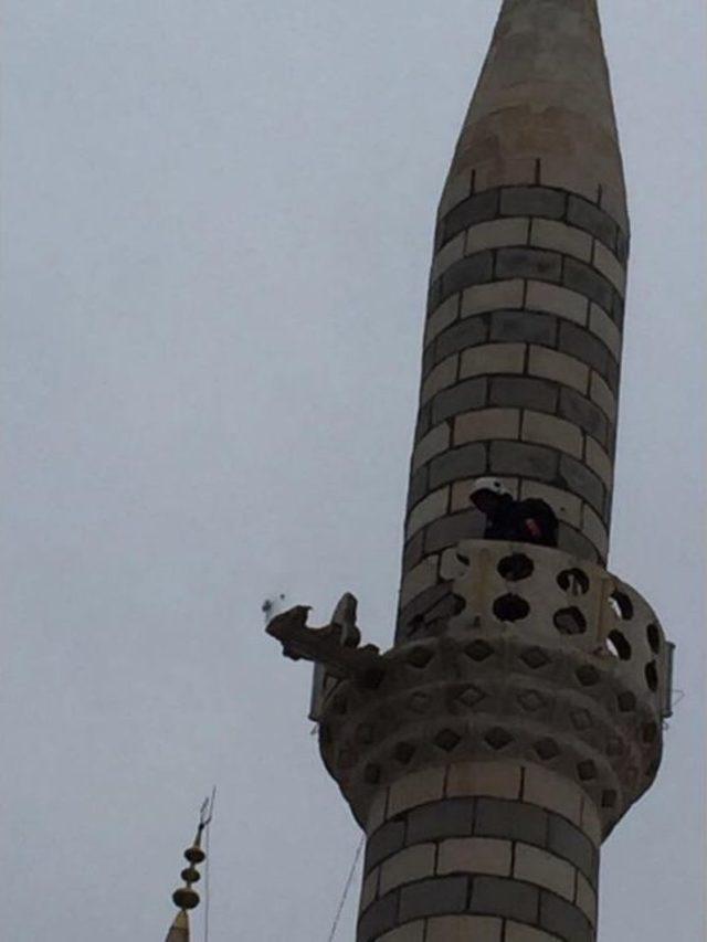 Deprem Sonrası Cami Minaresi Zarar Gördü