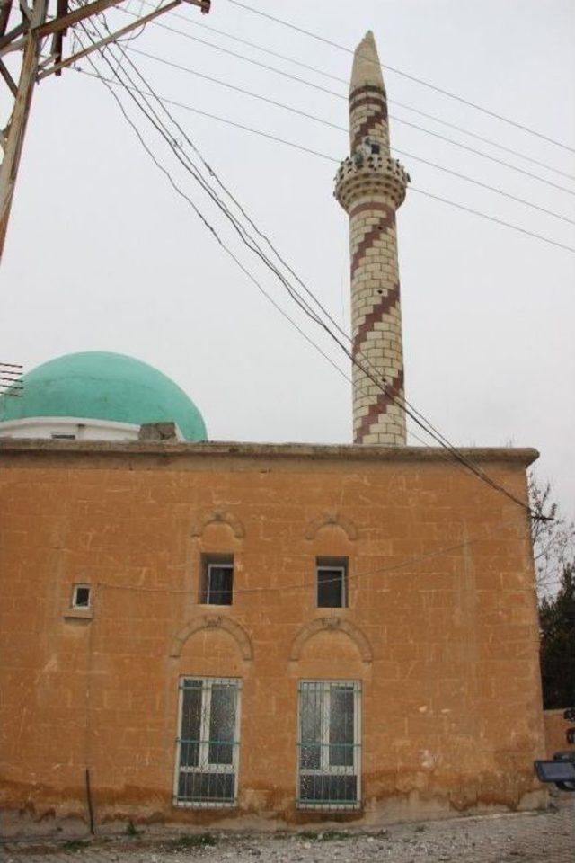 Deprem Sonrası Cami Minaresi Zarar Gördü