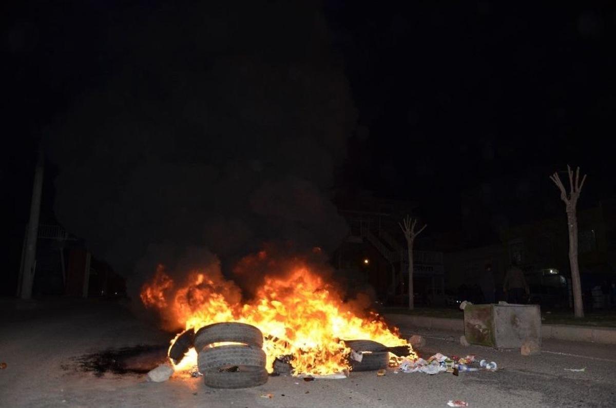 Yakılan Lastikler Polisi Harekete Ge&ccedil;irdi