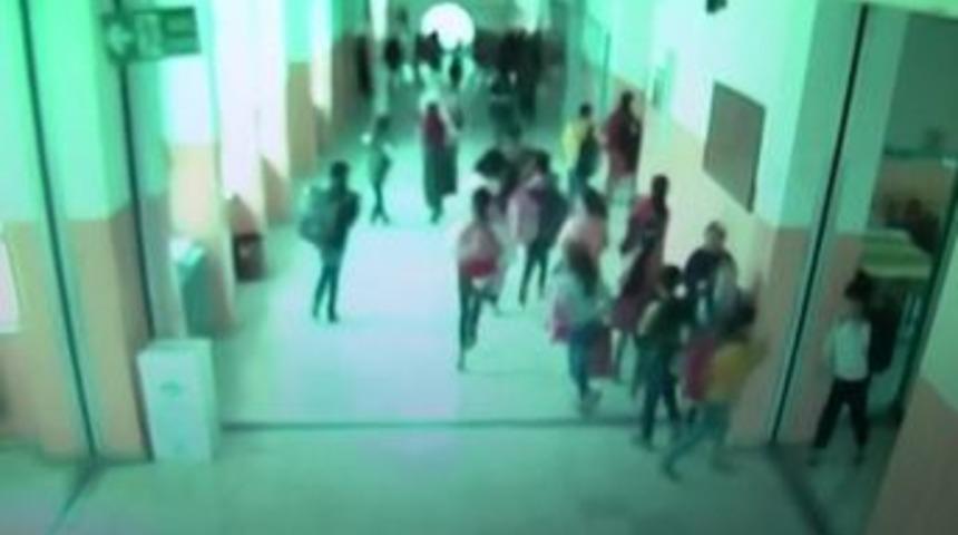 Öğrencilerin Deprem Paniği Güvenlik Kamerasına Yansıdı