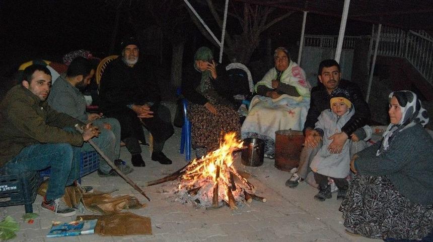 Vatandaşlar Art&ccedil;ı Sarsıntılar Nedeniyle Geceyi Dışarıda Ge&ccedil;irdi