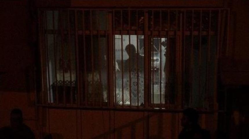 Ekmek Bı&ccedil;ağıyla Kız Kardeşini Rehin Aldı (1)