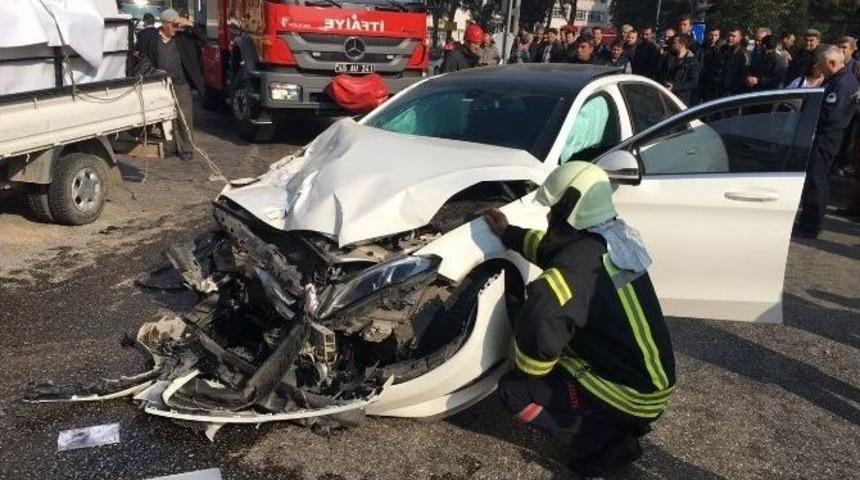 Otomobille Kamyonet &Ccedil;arpıştı: 4 Yaralı