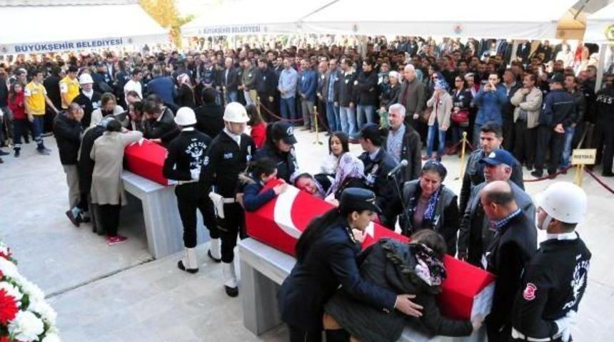 Adana'da Patlama Kurbanları G&ouml;zyaşlarıyla Uğurlandı