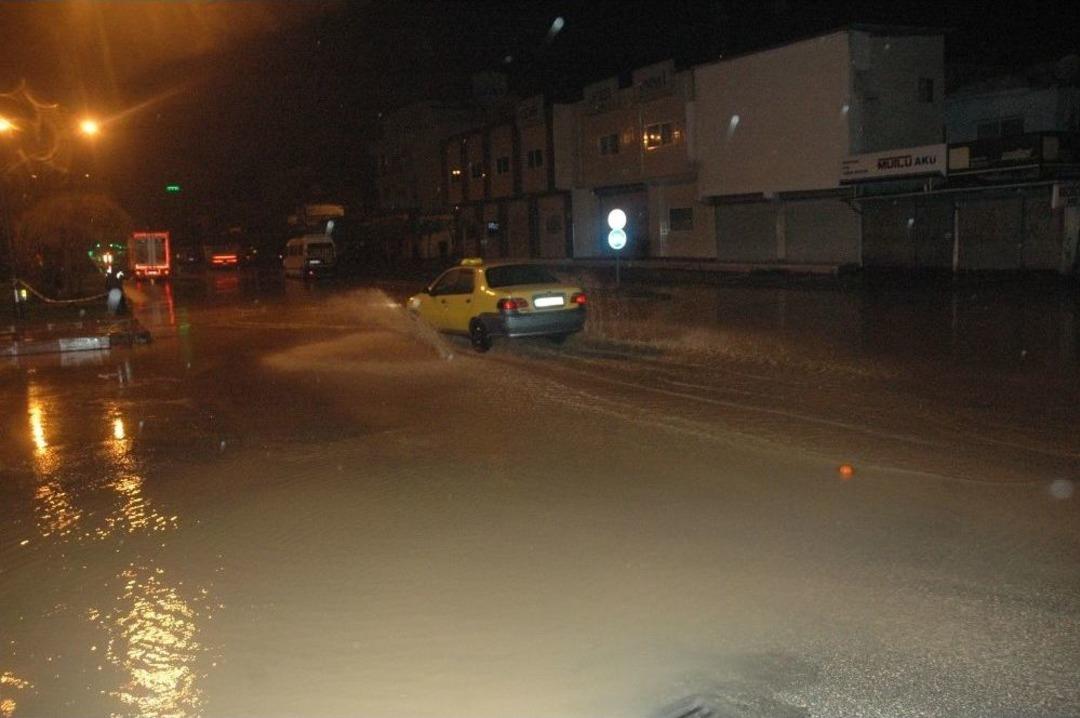 Adana&rsquo;da Su Borusu Patladı, Dev &Ccedil;ukur A&ccedil;ıldı