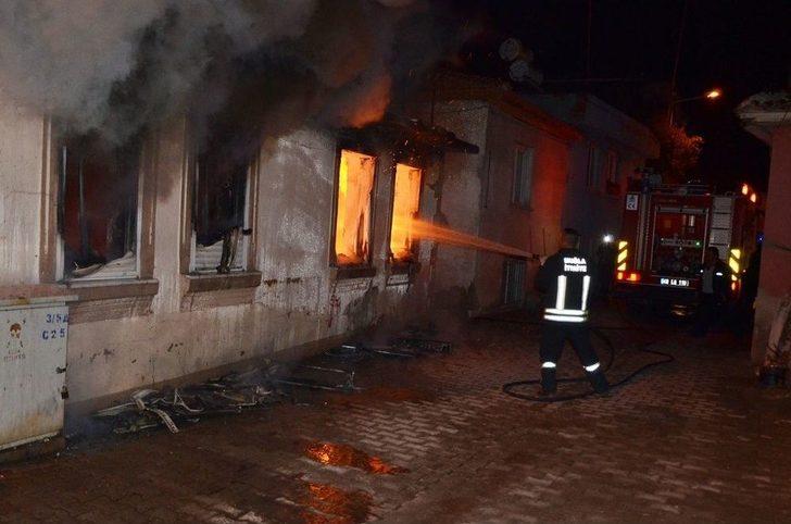 Boş Ev Alev Alev Yandı G4