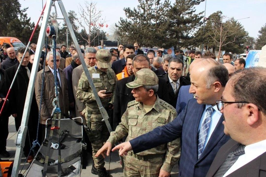 &Ccedil;ocuklar Validen İmza Alabilmek İ&ccedil;in Birbiriyle Yarıştı