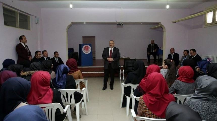 Vali İsmail Ustaoğlu, Kız Anadolu İhl &Ouml;ğrencileriyle Buluştu