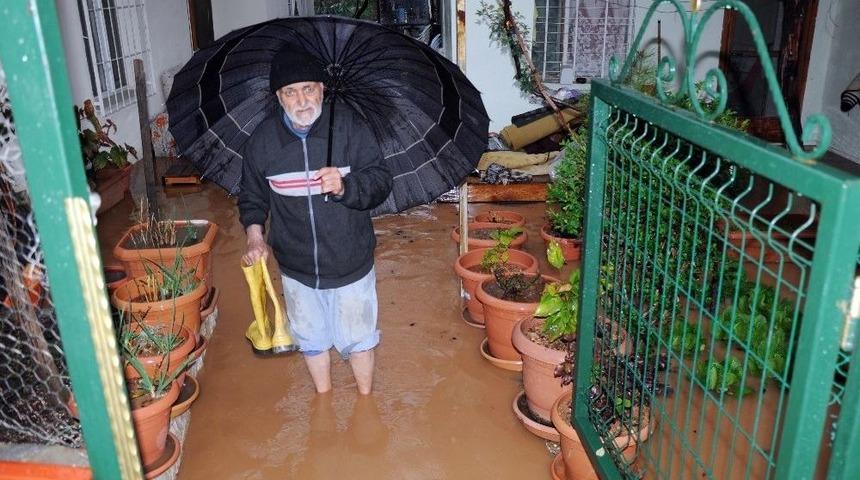 Mersin&rsquo;de Evleri Ve Tarım Arazilerini Su Bastı