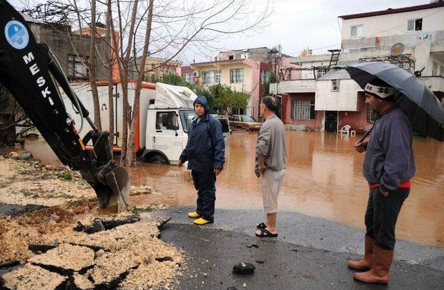 Mersin’de Evleri Ve Tarım Arazilerini Su Bastı