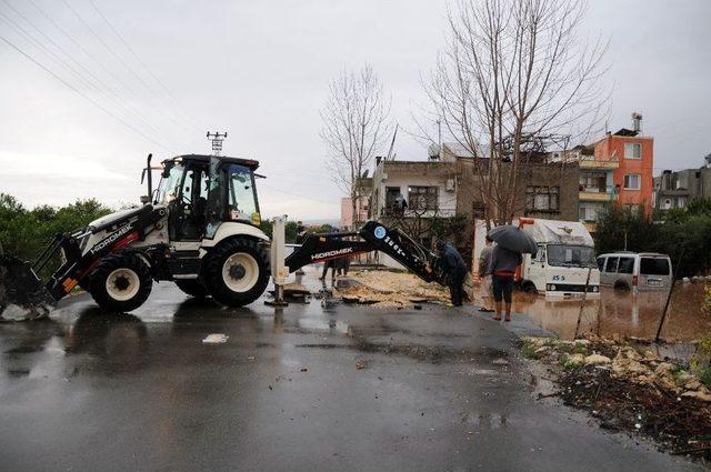 Mersin’de Evleri Ve Tarım Arazilerini Su Bastı