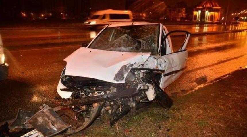 Otomobil Ile Tır &Ccedil;arpıştı: 2 Yaralı