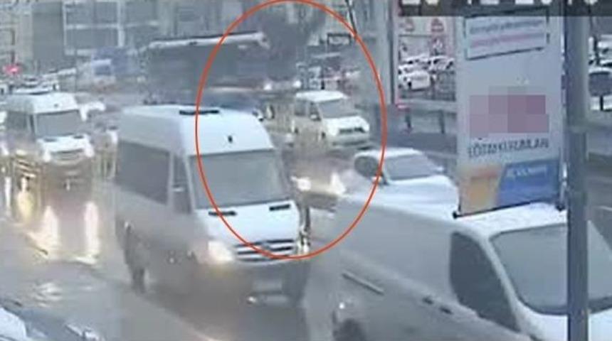 Avcılar&rsquo;da Akıllara Durgunluk Veren Kaza Kamerada