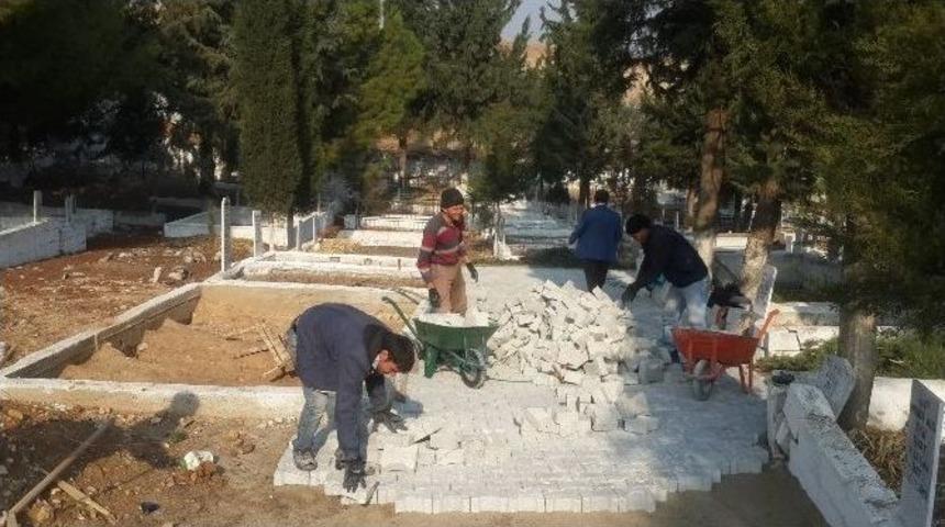 Hem Mezarlık Hem Mahalle Yolları Yenileniyor