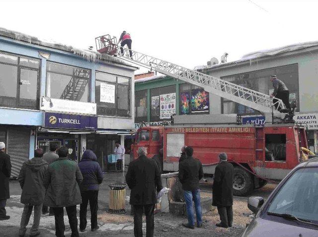 Varto Belediyesinden Buz Kırma Çalışması