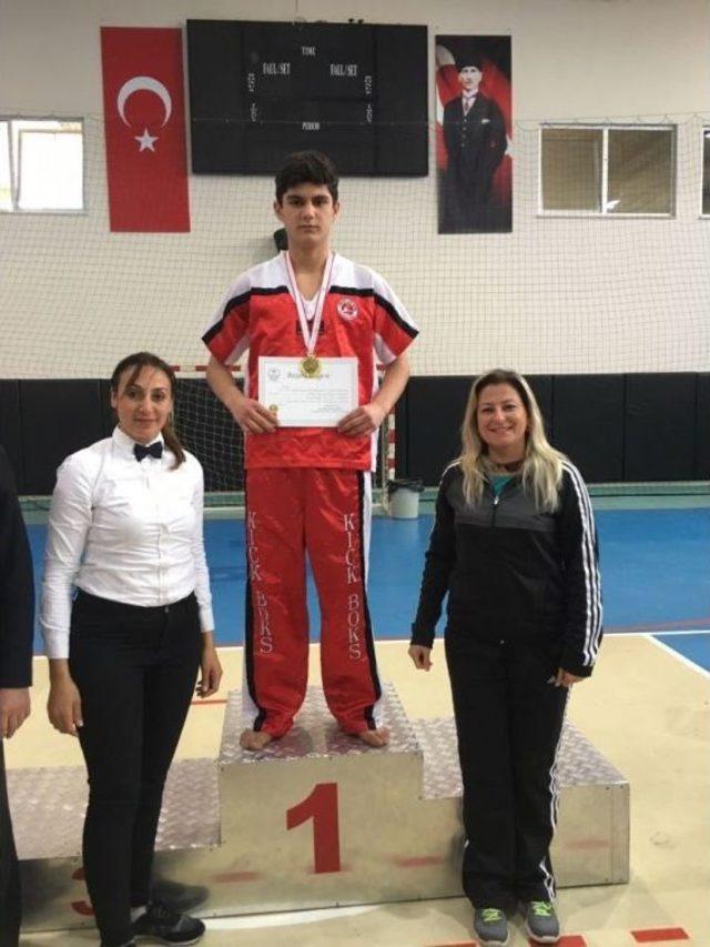 Kick Boks Gençlerde Adana Şampiyonu Erkan’dan