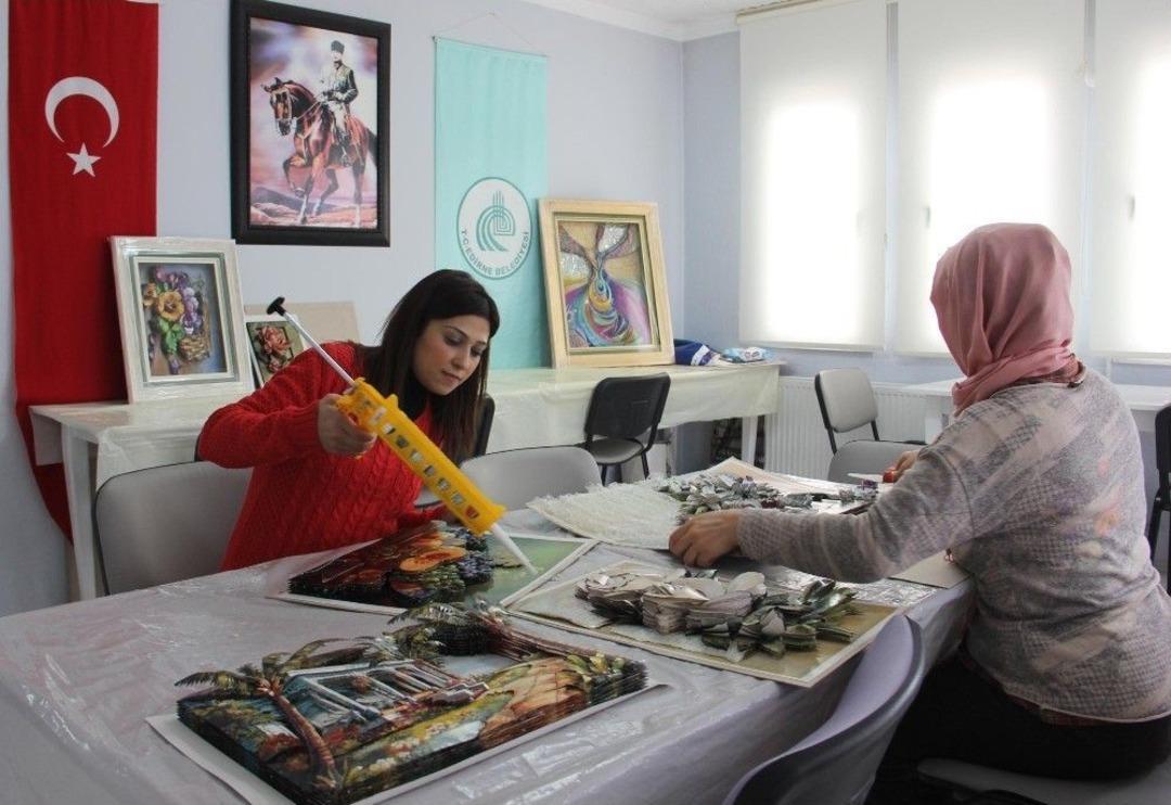 (&ouml;zel Haber) &Ouml;zgecan&rsquo;ın Adını Yaşatmak İ&ccedil;in Dikiyorlar, Boyuyorlar, &Ouml;ğreniyorlar