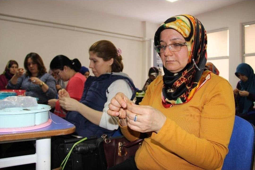 Anneler Kursta &Ccedil;ocuklar Kreşte